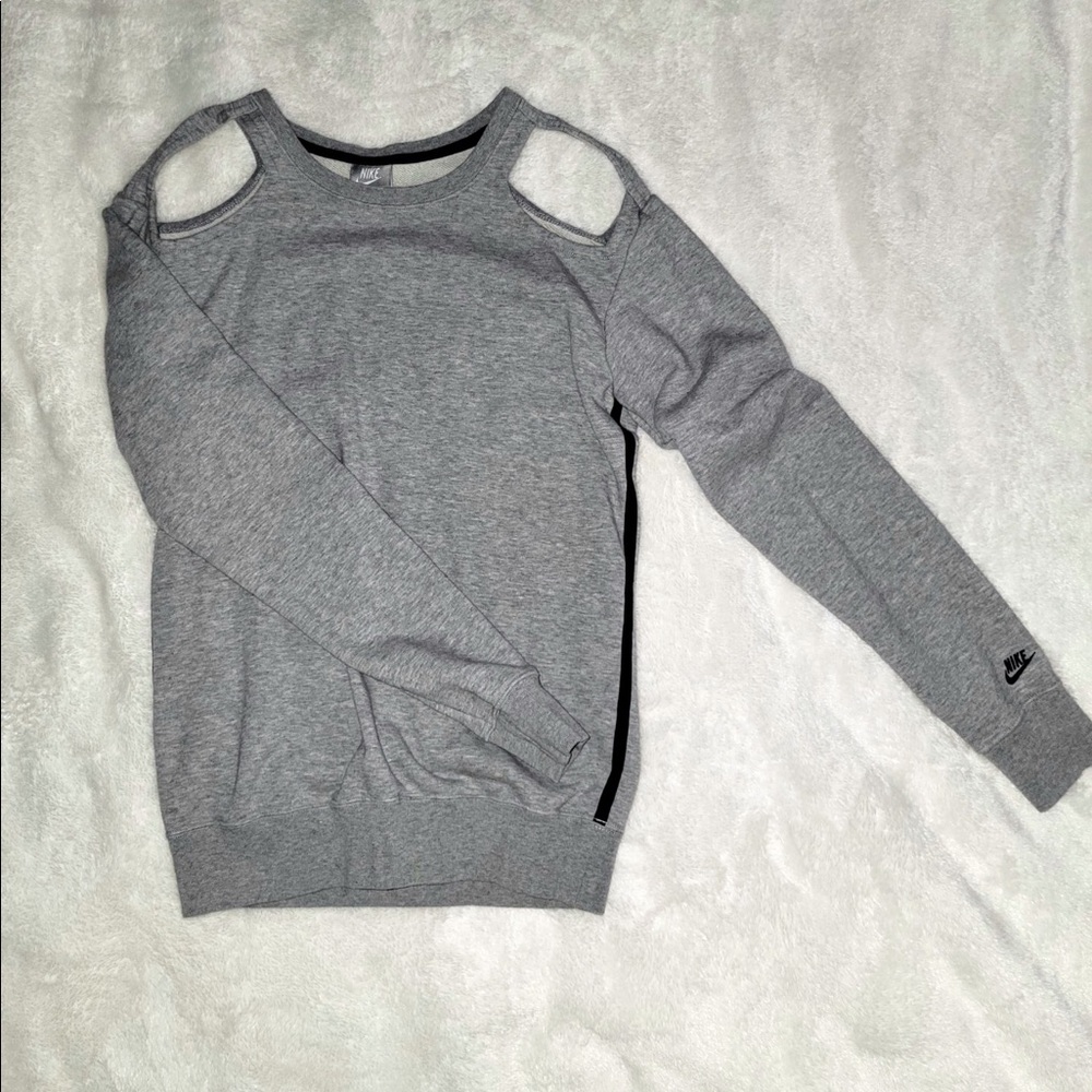 Nike - cut out shoulder long sleeve